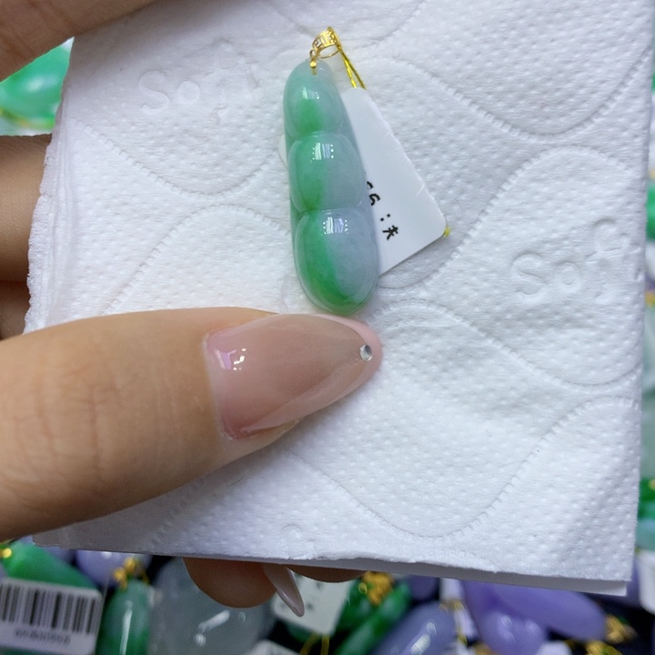 颈饰18K金镶嵌翡翠