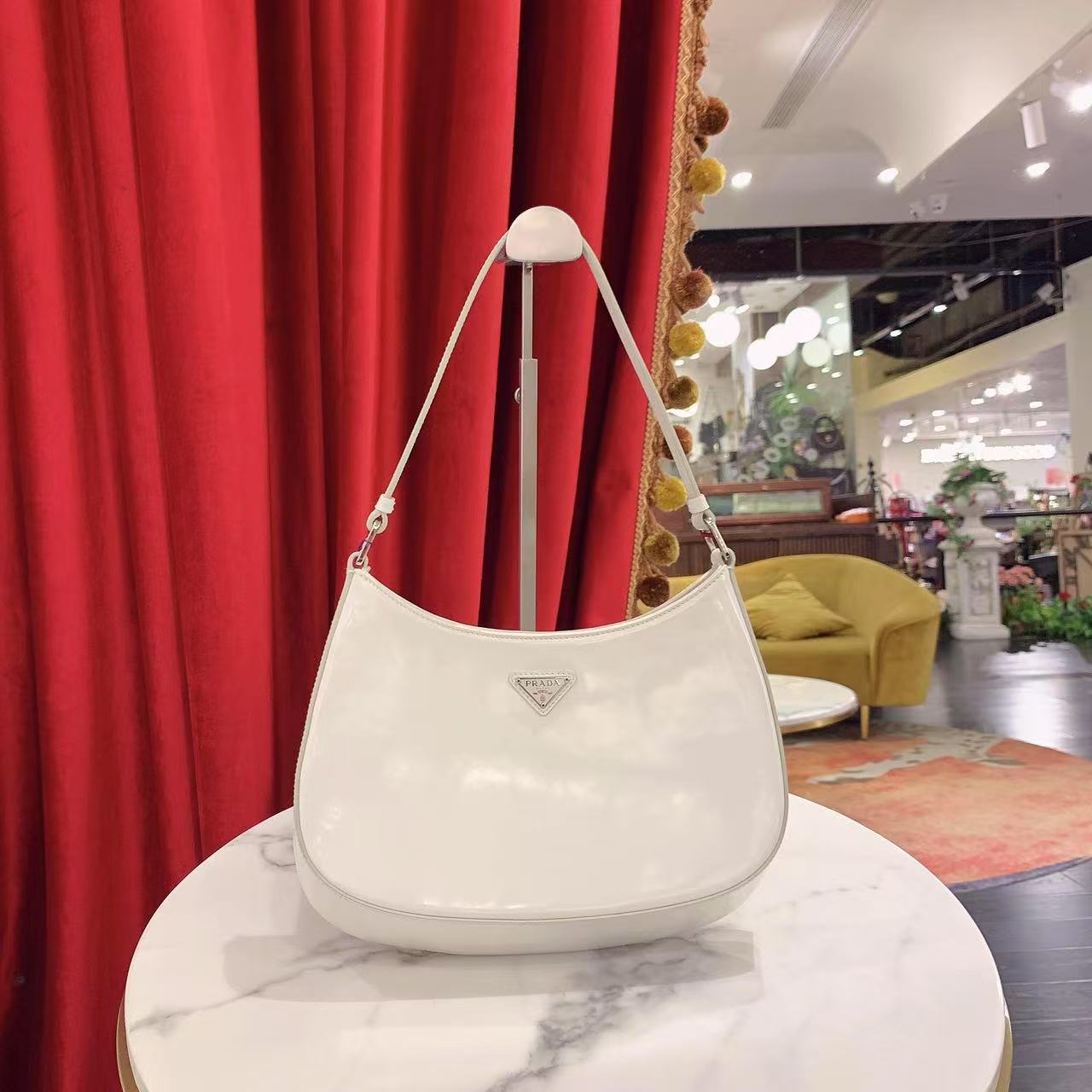 95新 Prada/普拉达 GGS普拉达 cleo中号白色银扣油蜡牛皮92117756