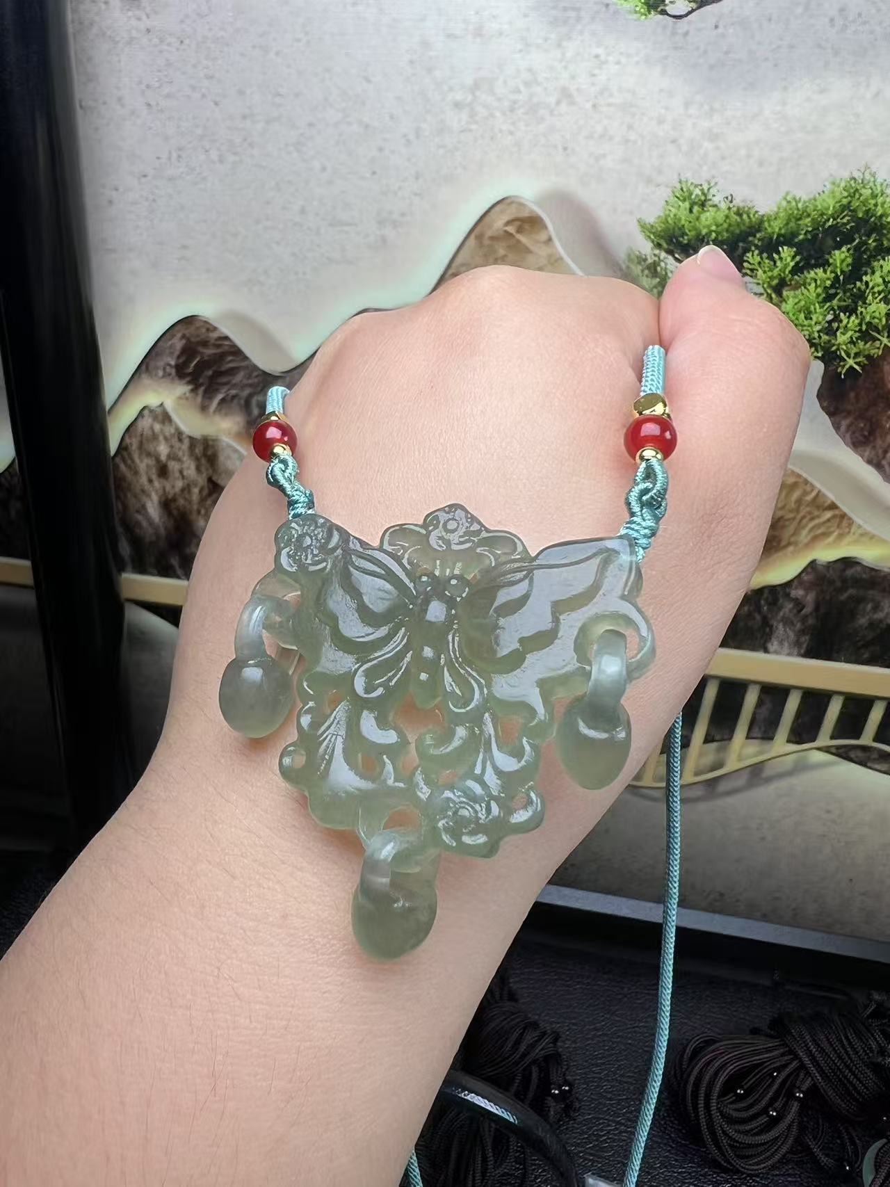 岫玉上品湖水绿手工雕刻蝴蝶镂空挂件项链