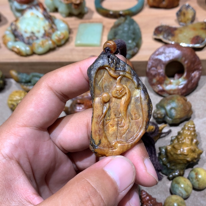 未镶嵌岫岩河磨玉（透闪石质玉）把件