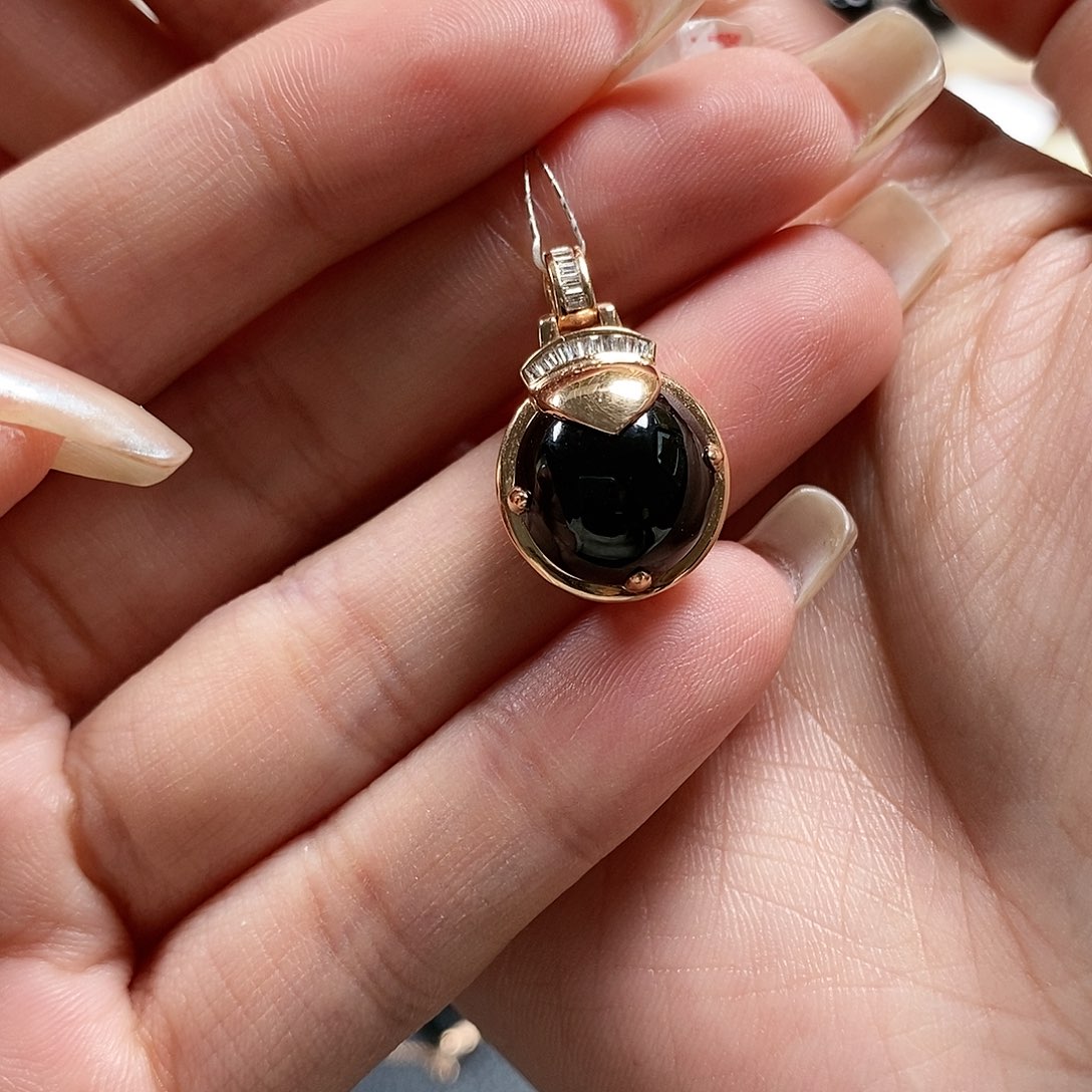 翡翠颈饰18K金镶嵌1。  