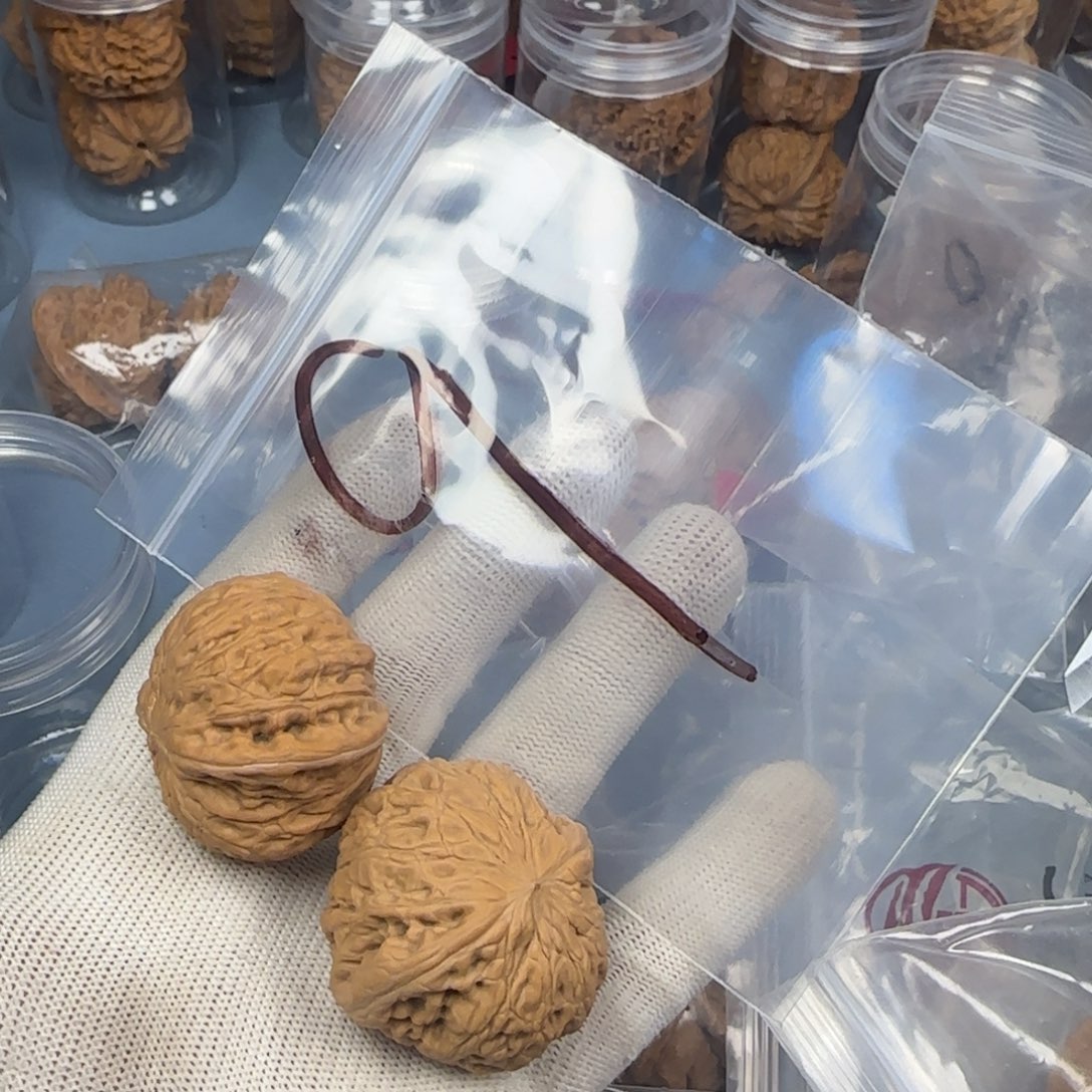 文玩核桃吊坠有瑕疵