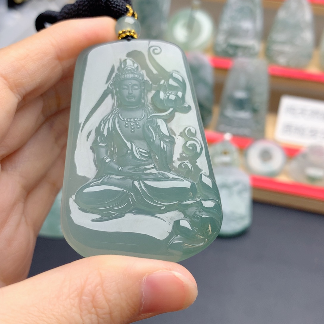 吉***果翡翠未镶嵌颈饰观音