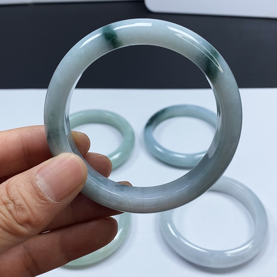 翡翠手镯未镶嵌翡翠手镯