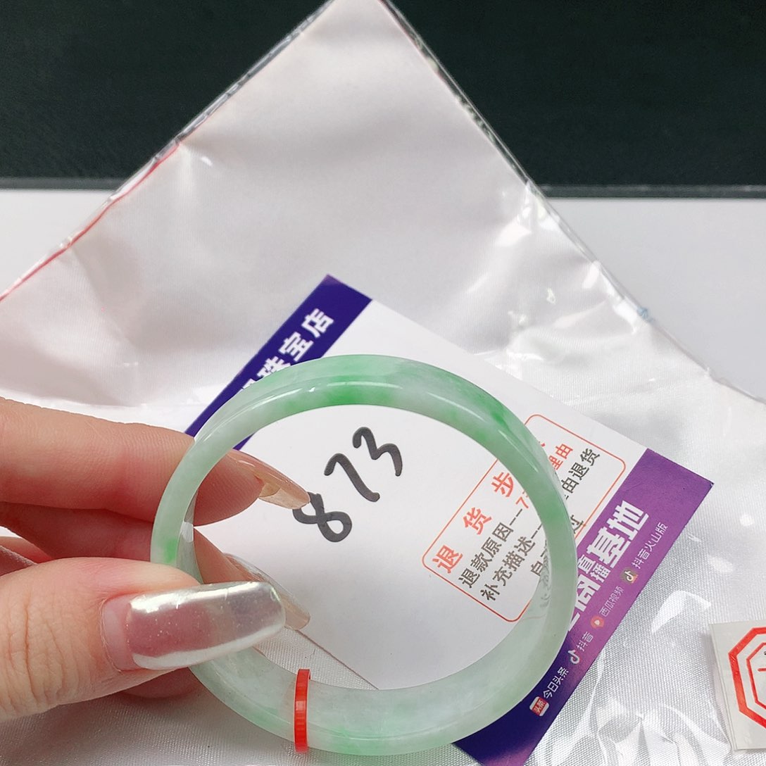 翡翠手镯未镶嵌翡翠手镯