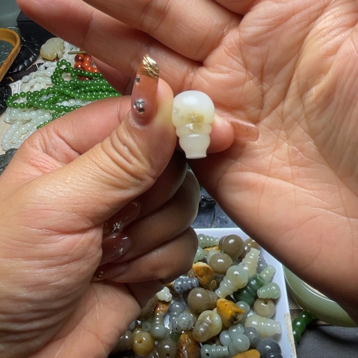 和田玉未镶嵌珠宝半成品有棉