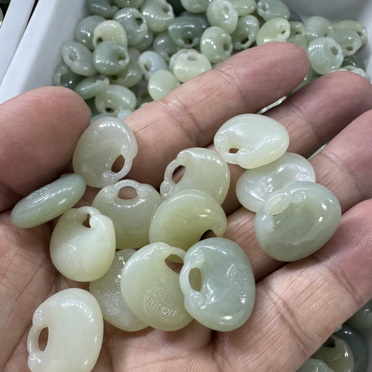 和田玉高青白玉的福气锁，宝宝锁，立体雕刻，微结构；