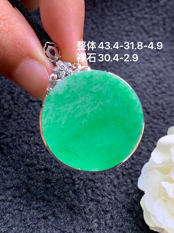 18k金镶嵌天然缅甸翡翠阳绿圆牌吊坠