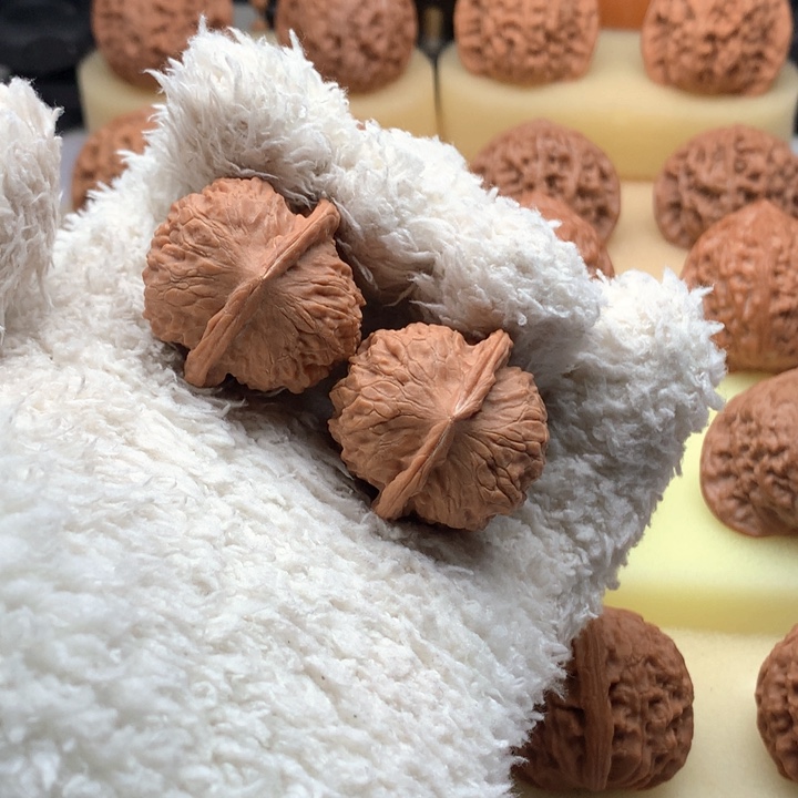 文玩核桃吊坠金锭子