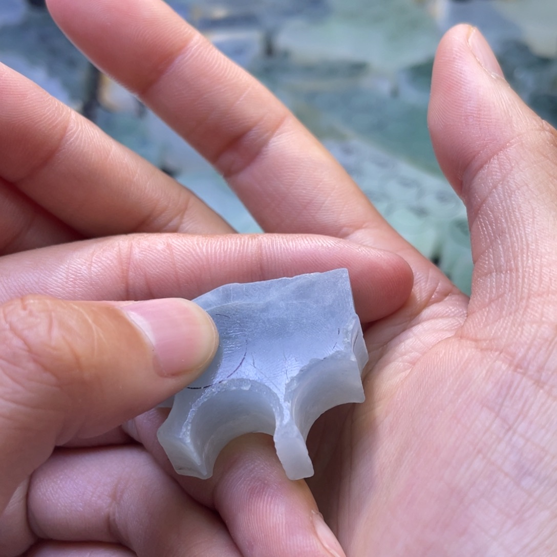 翡翠颈饰未镶嵌风**了翡翠珠子