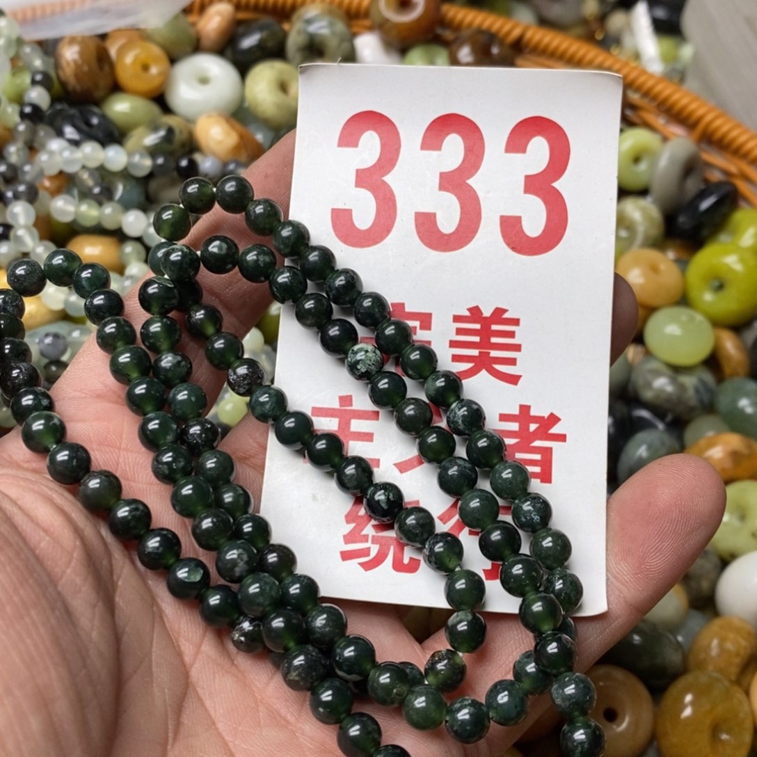 蛇纹石玉挂坠未镶嵌