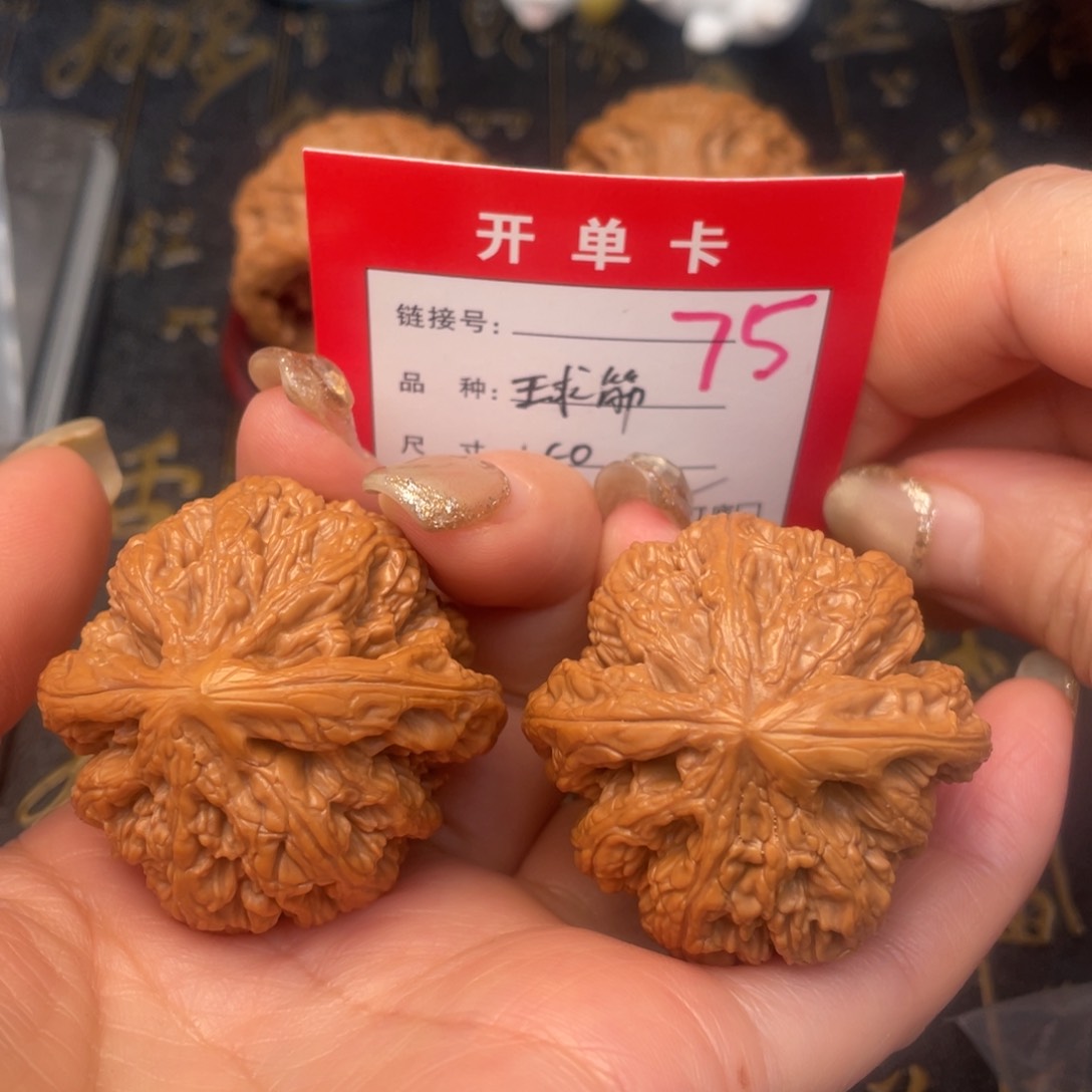 桃核吊坠文玩的时候