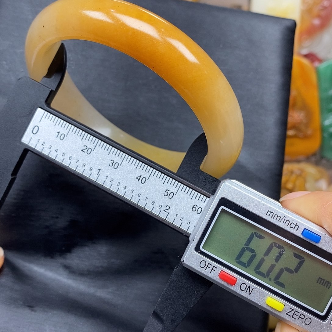 石英质玉（黄龙玉）颈饰未镶嵌