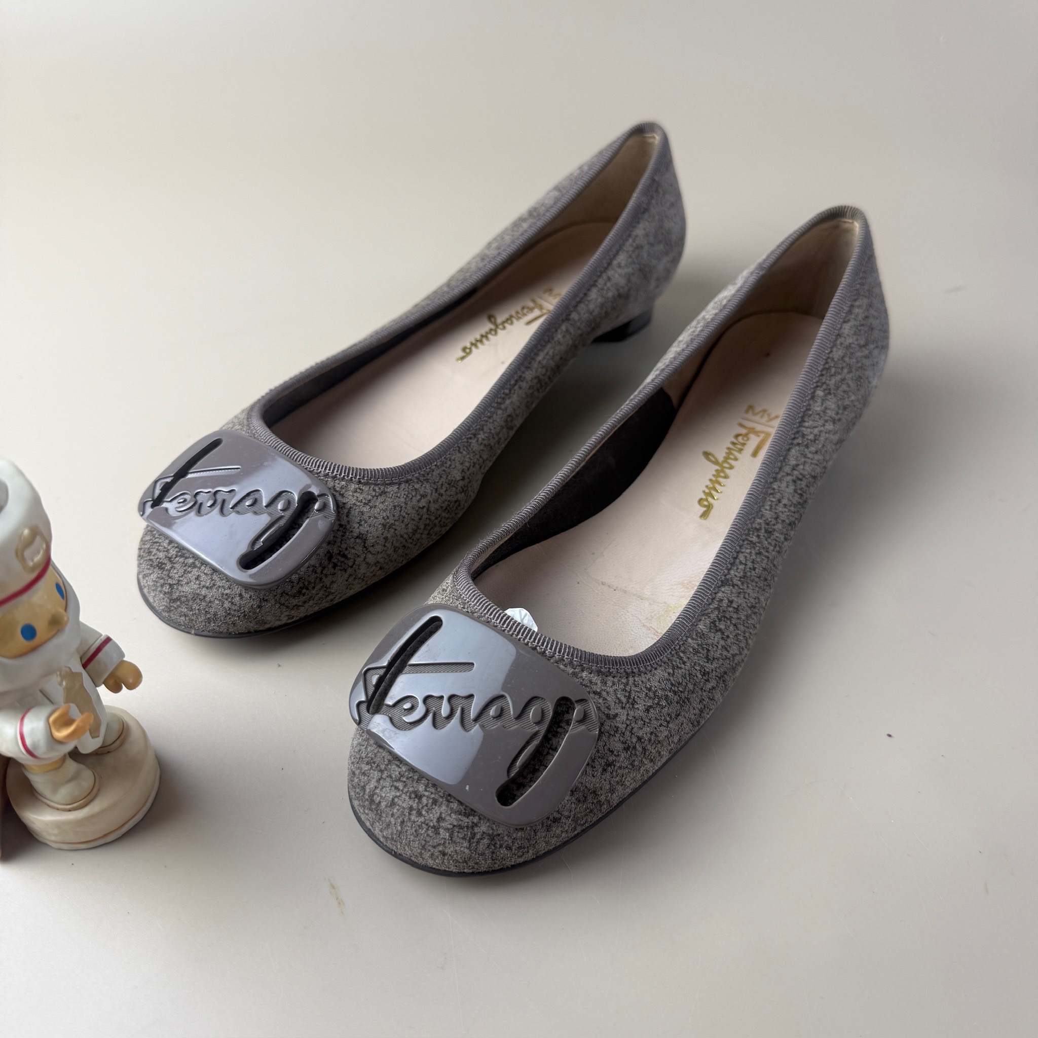 95新 FERRAGAMO/菲拉格慕 （福利）浅棕色方扣低跟鞋37.5码 YLP4182