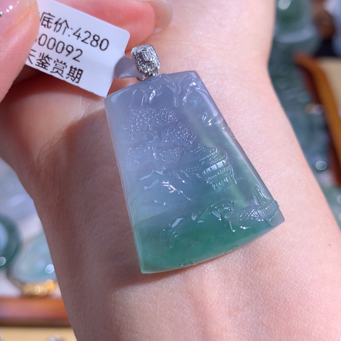 翡翠颈饰18K金镶嵌山水牌