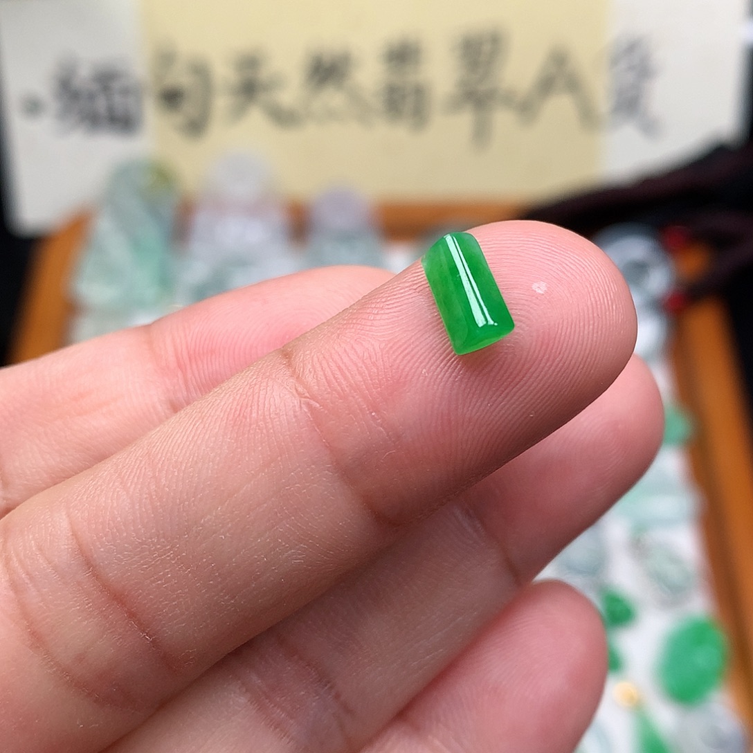 翡翠裸石缅甸天然A货翡翠阳绿条形