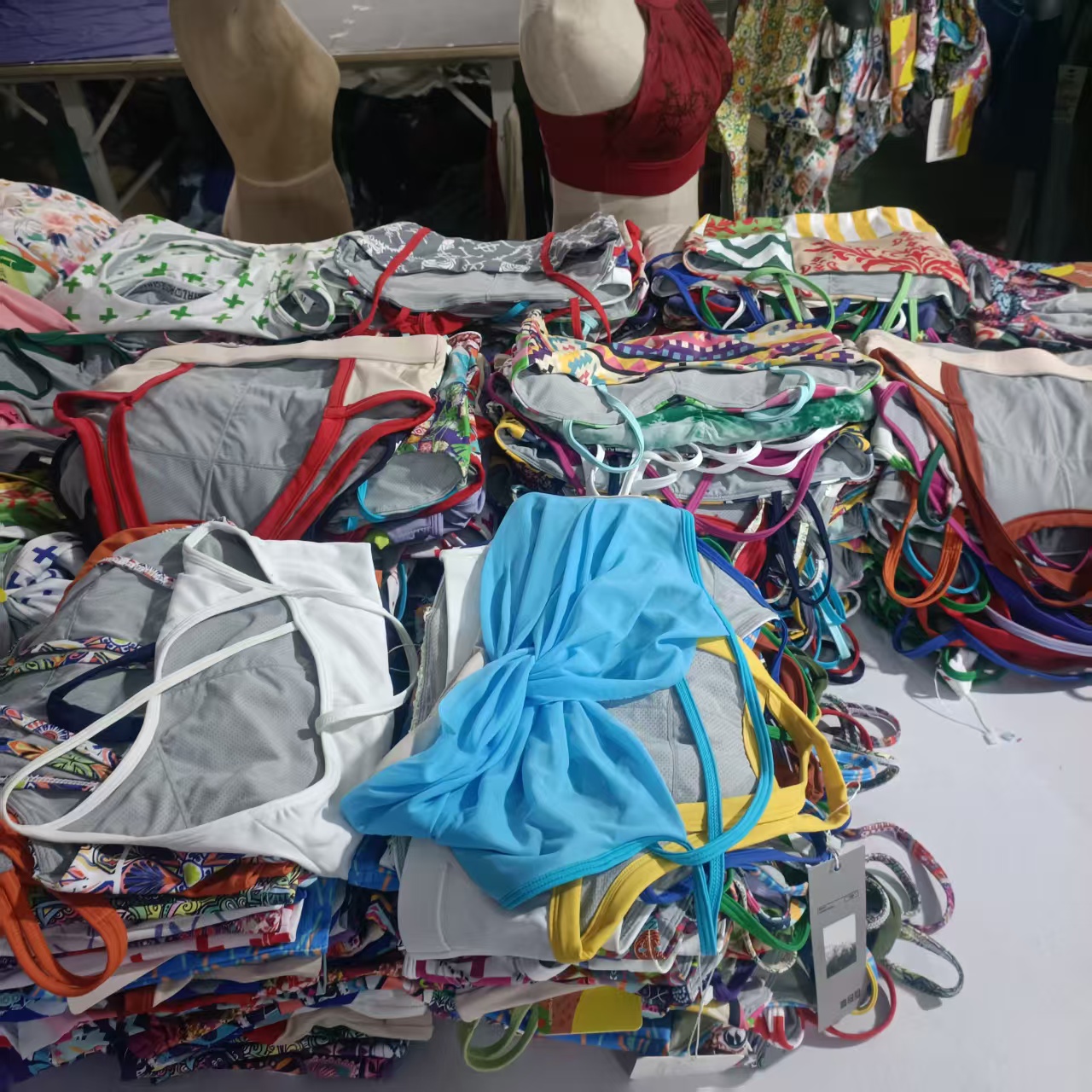 新款民族风瑜伽服直播间主播给号下单