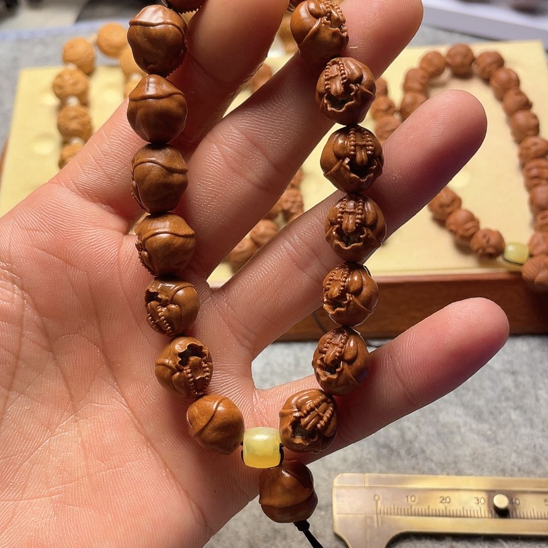 龙纹桃核雕刻镂空无相佛