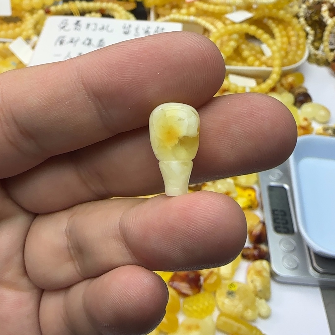 琥珀未镶嵌裸石0.75克10x7有瑕03