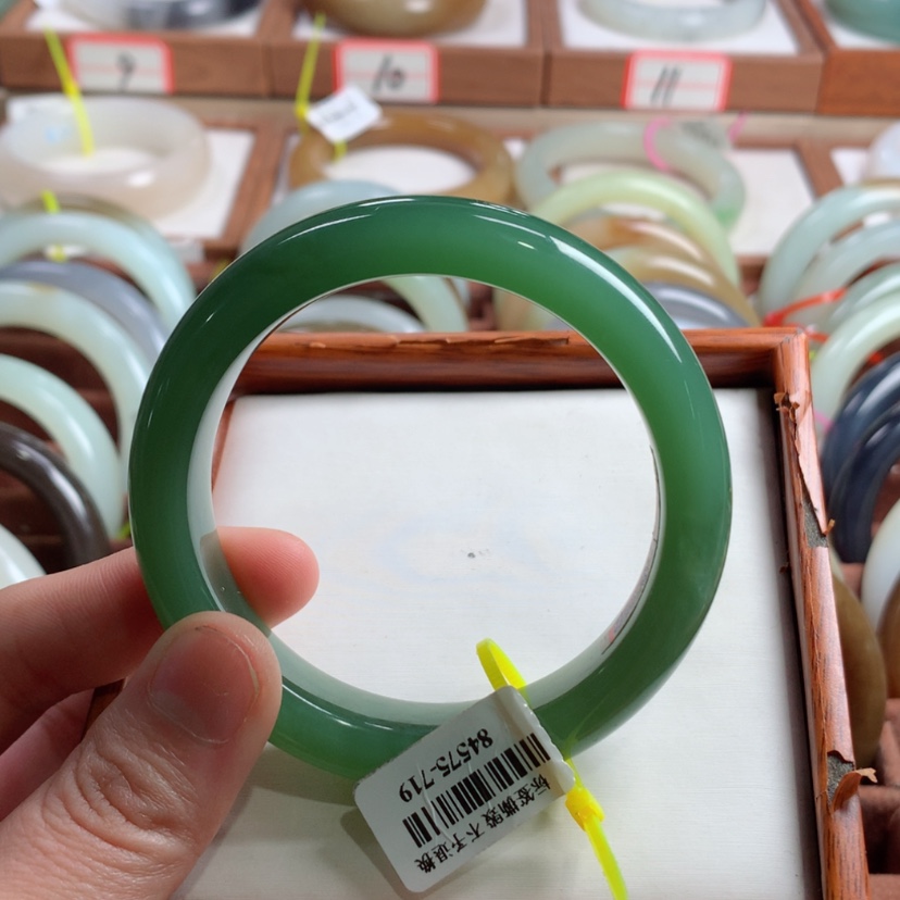 【闪购商品】和田玉手镯未镶嵌57