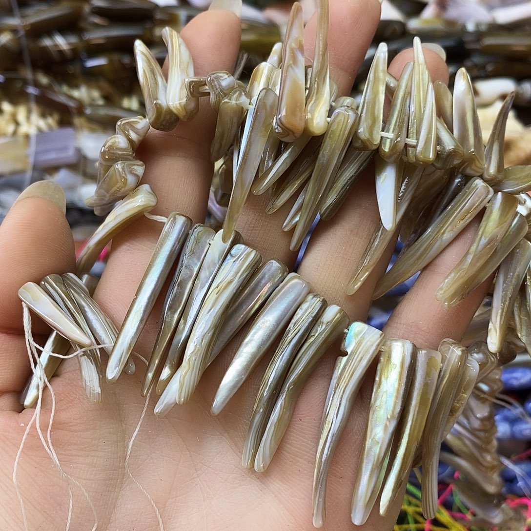 玛瑙/玉髓未镶嵌珠宝半成品贝牙牙一条