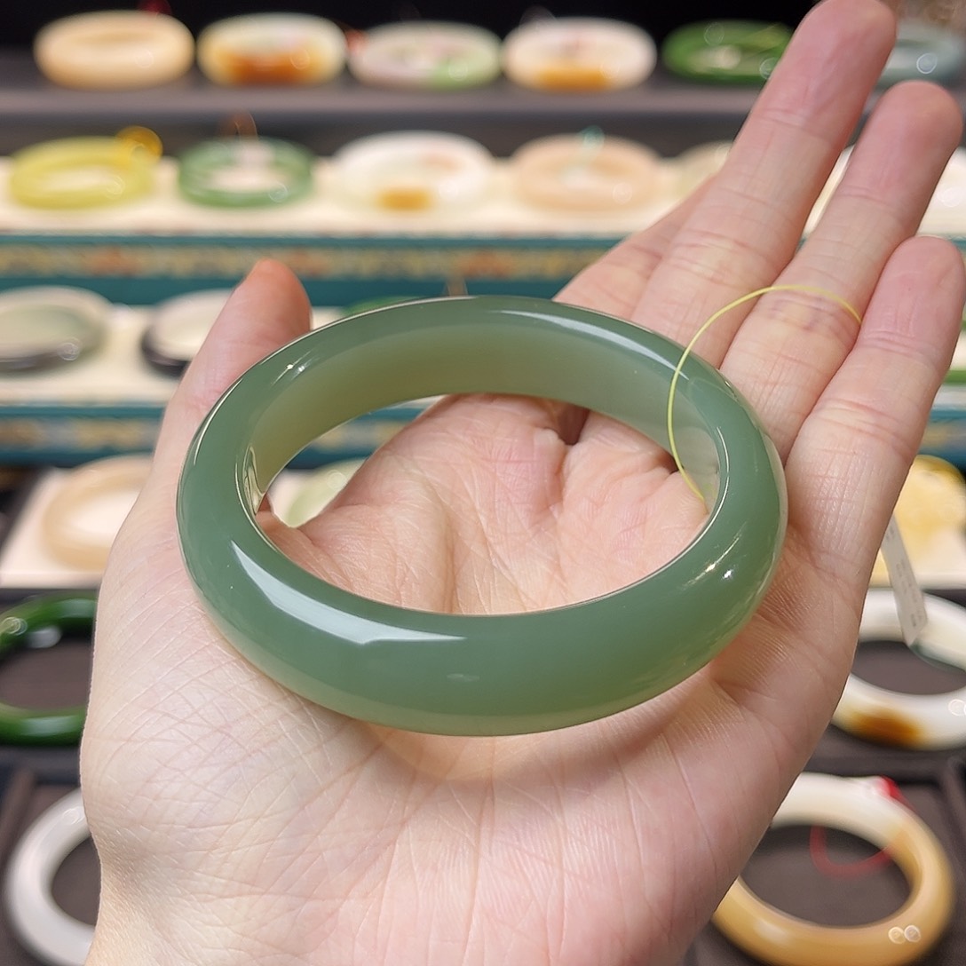 和田玉手镯未镶嵌粉青