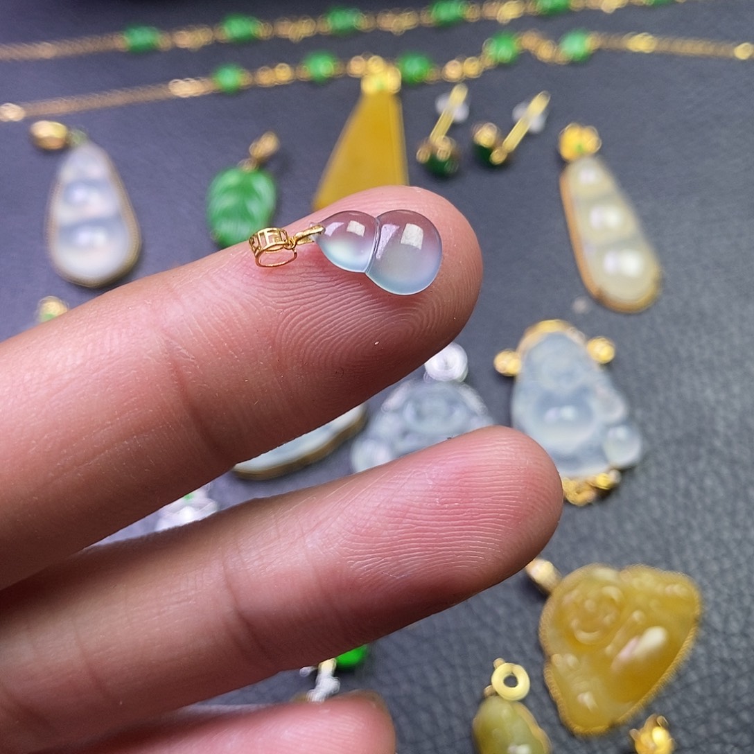 颈饰18K金镶嵌翡翠