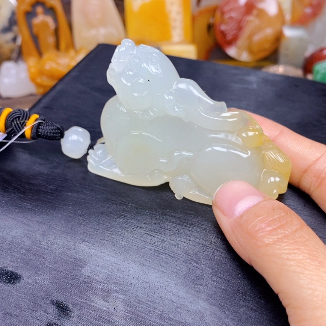 石英质玉（黄龙玉）颈饰未镶嵌