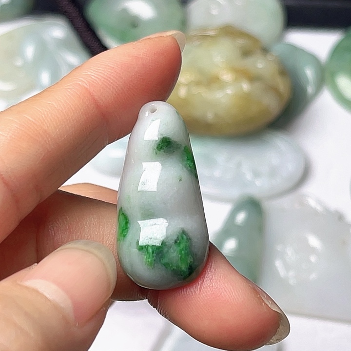 翡翠未镶嵌颈饰福豆