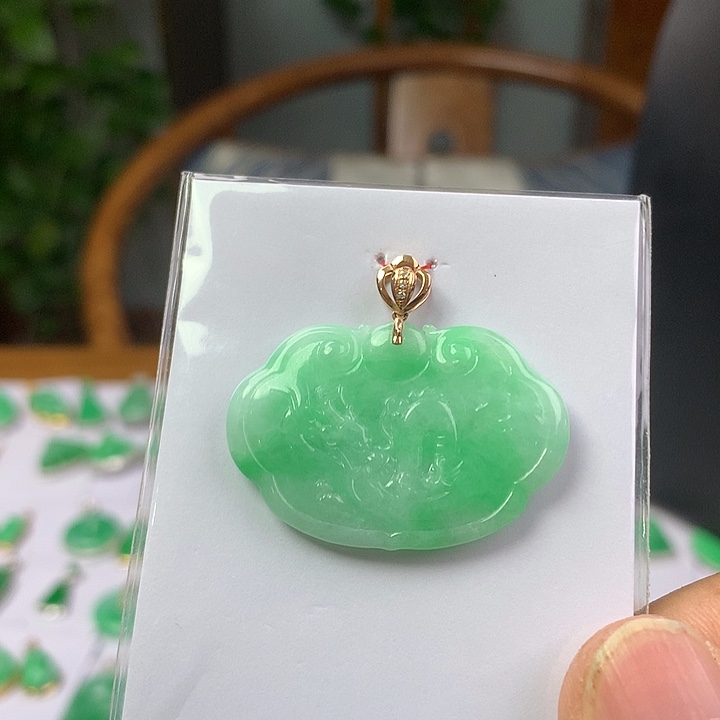 核***》翡翠18K金镶嵌颈饰
