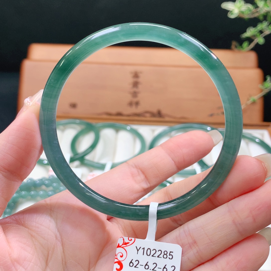 翡翠手镯未镶嵌天然