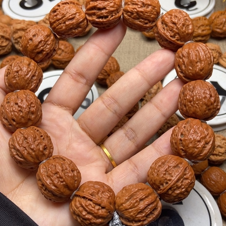 文玩核桃吊坠蚂蚁纹方墩