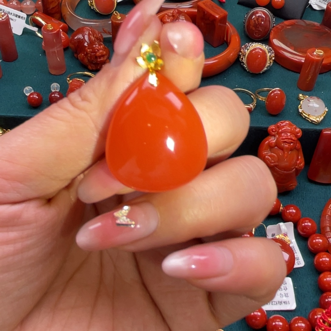 南红玛瑙18K金镶嵌保山南红水滴吊坠