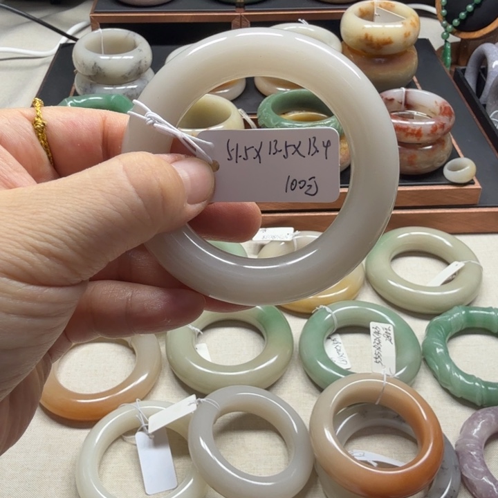 石英质玉未镶嵌手镯