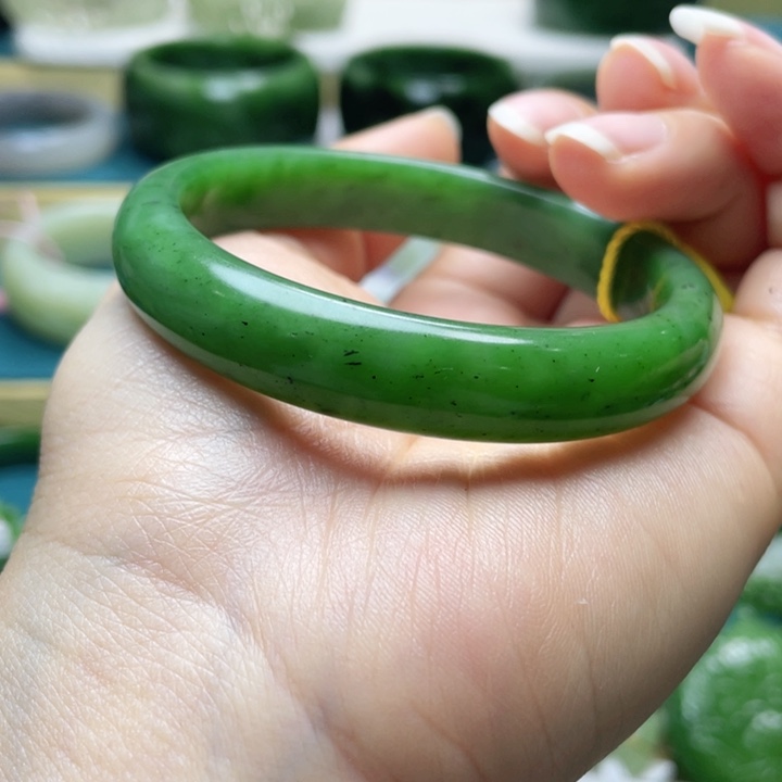 和田玉手镯57口。编号33未镶嵌