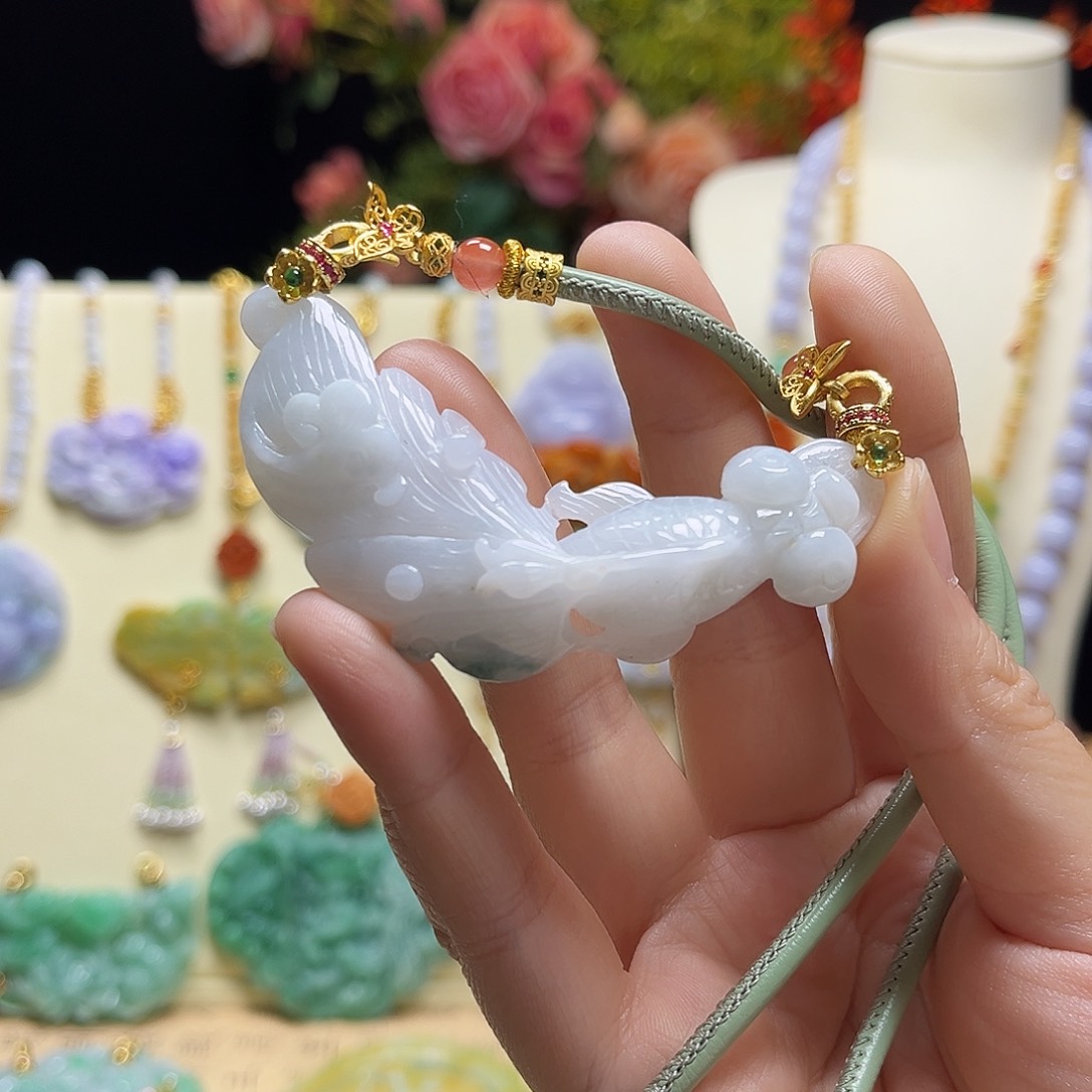 翡翠颈饰未镶嵌锦鲤