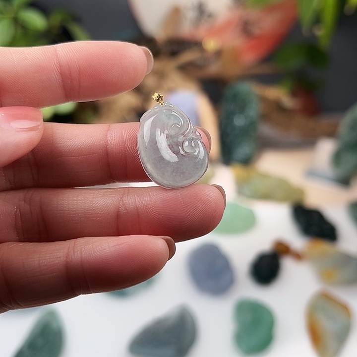 翡翠18K金镶嵌颈饰如意