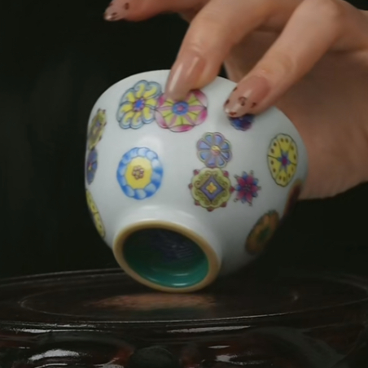 Y内松石绿釉外粉彩皮球花卉纹杯