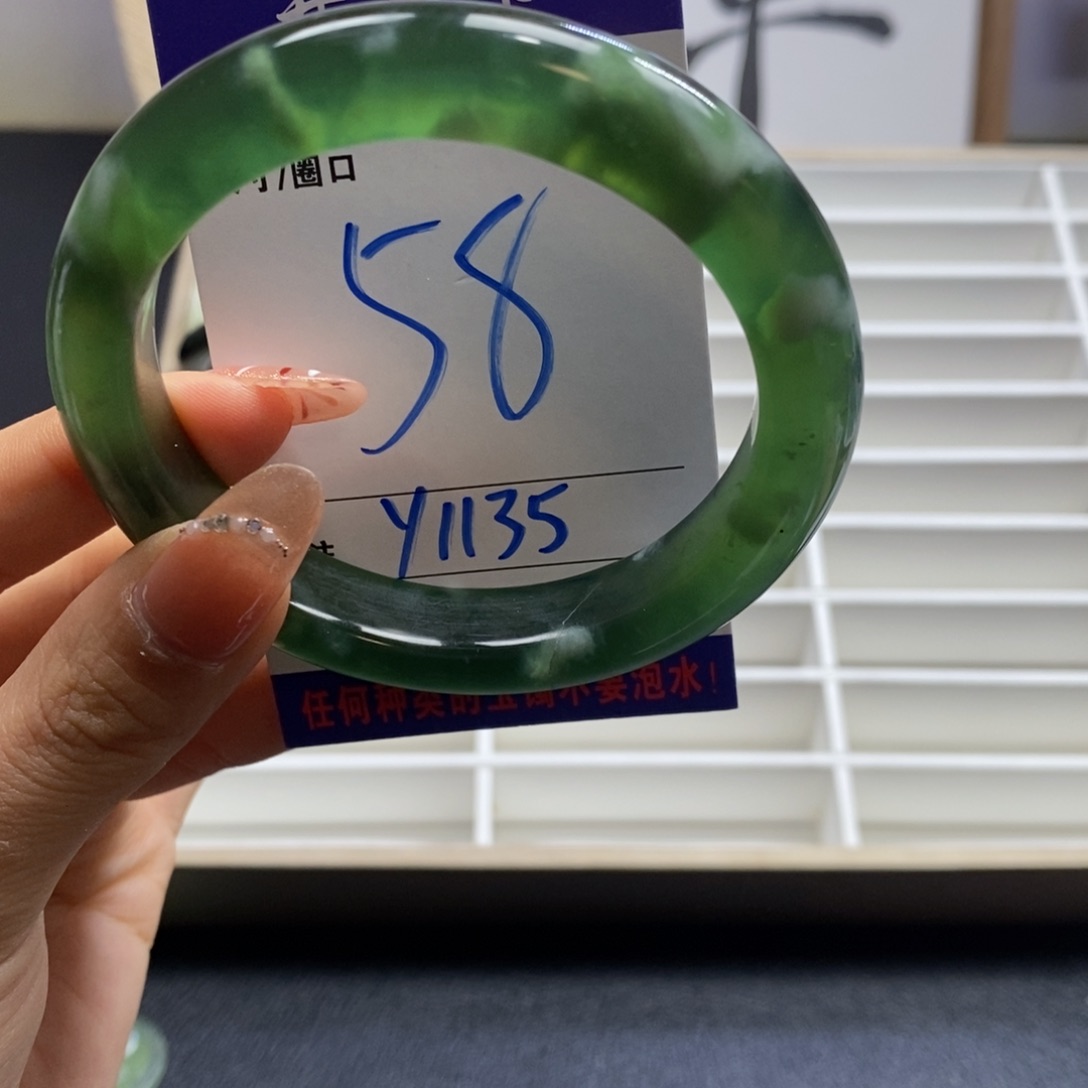 蛇纹石玉手镯未镶嵌