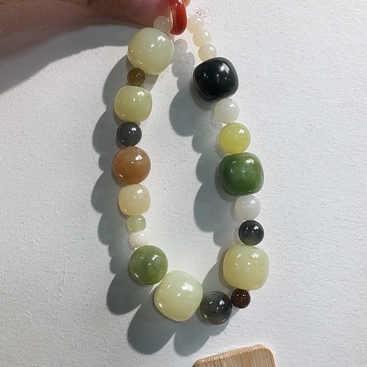 和田玉未镶嵌颈饰多宝（红圈不是和田玉）