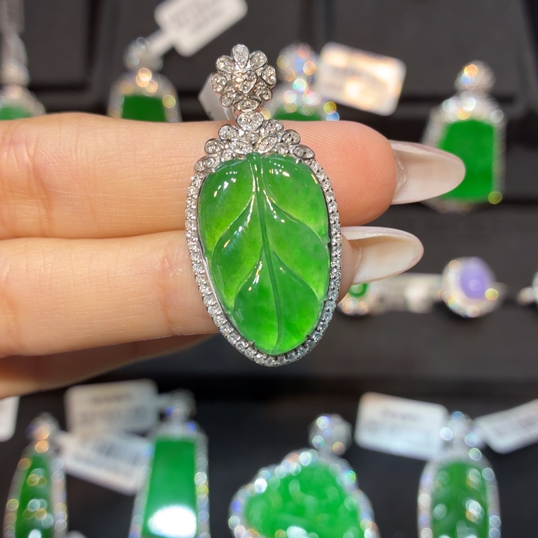 翡翠18K金镶嵌颈饰天然缅甸翡翠