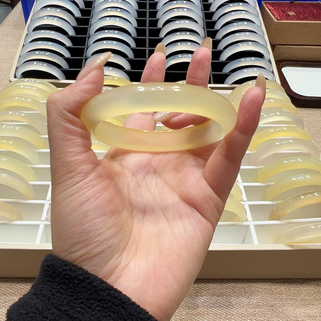 敏***笑玛瑙/玉髓未镶嵌手镯