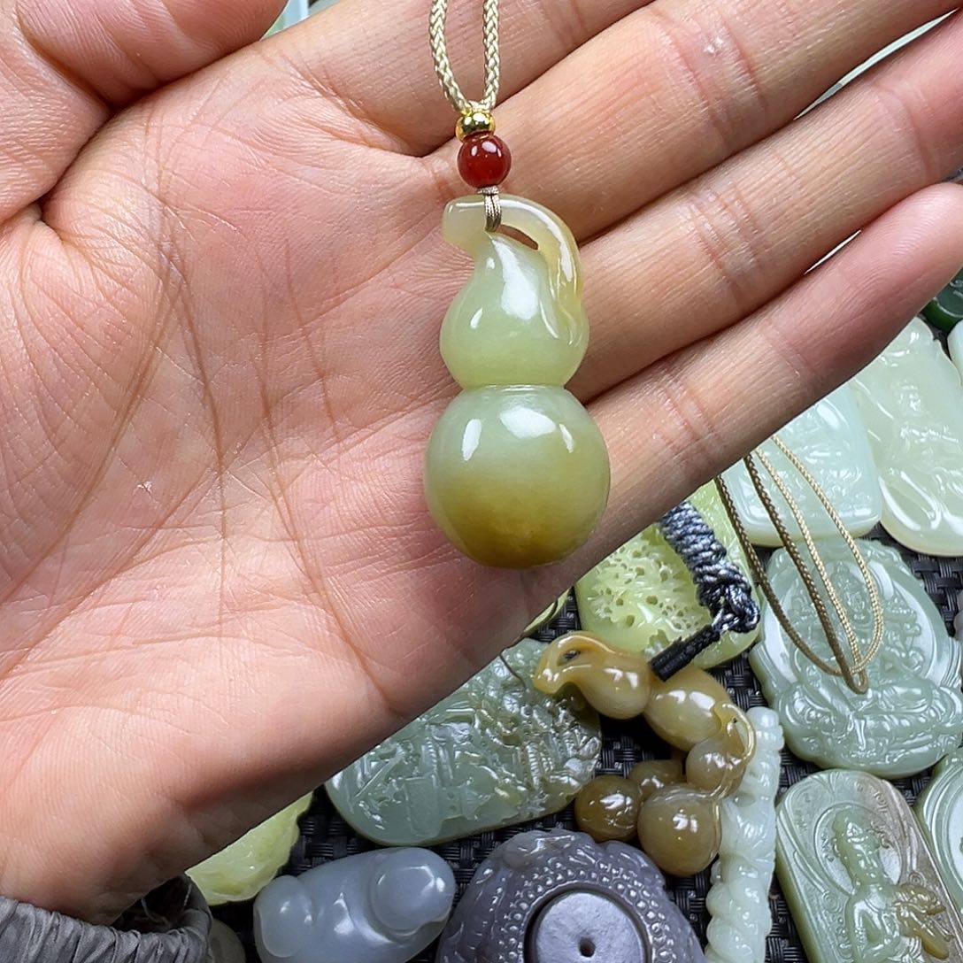 甜***茶和田玉未镶嵌颈饰买断不退不换漏