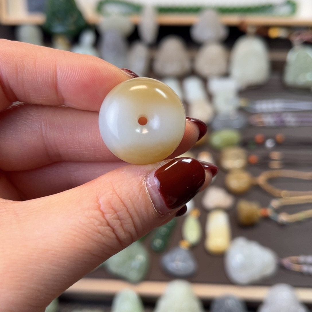 和田玉颈饰未镶嵌是*吖扣子