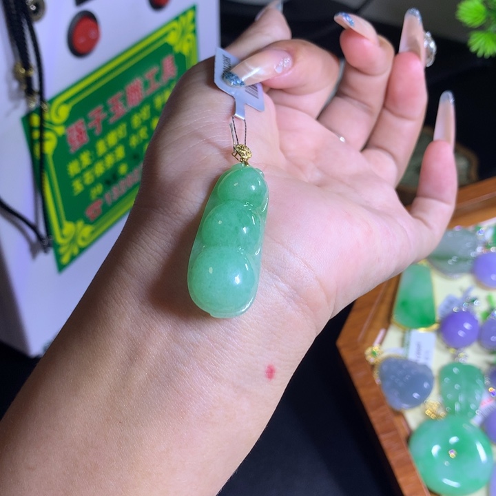 颈饰18K金镶嵌翡翠天然