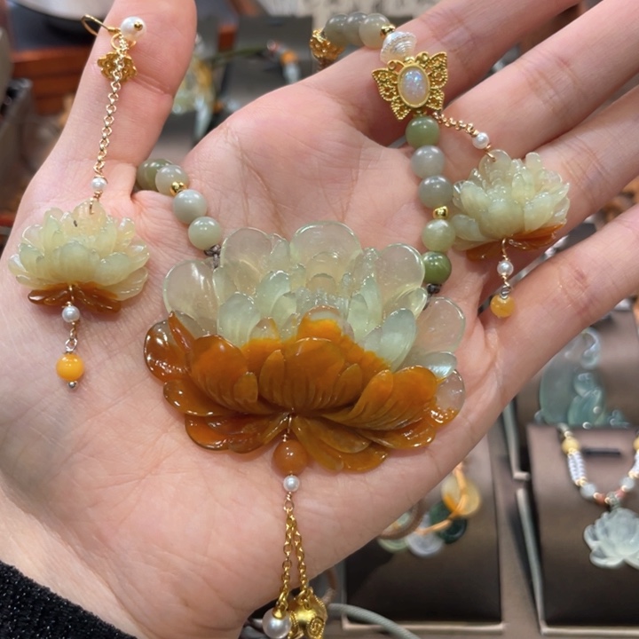 蛇纹石玉颈饰未镶嵌