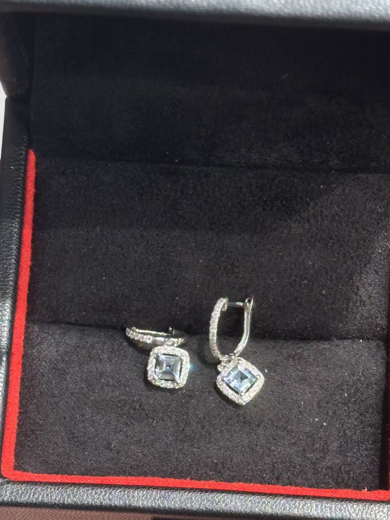 【六言精选6号】1697重金海宝方形耳钉