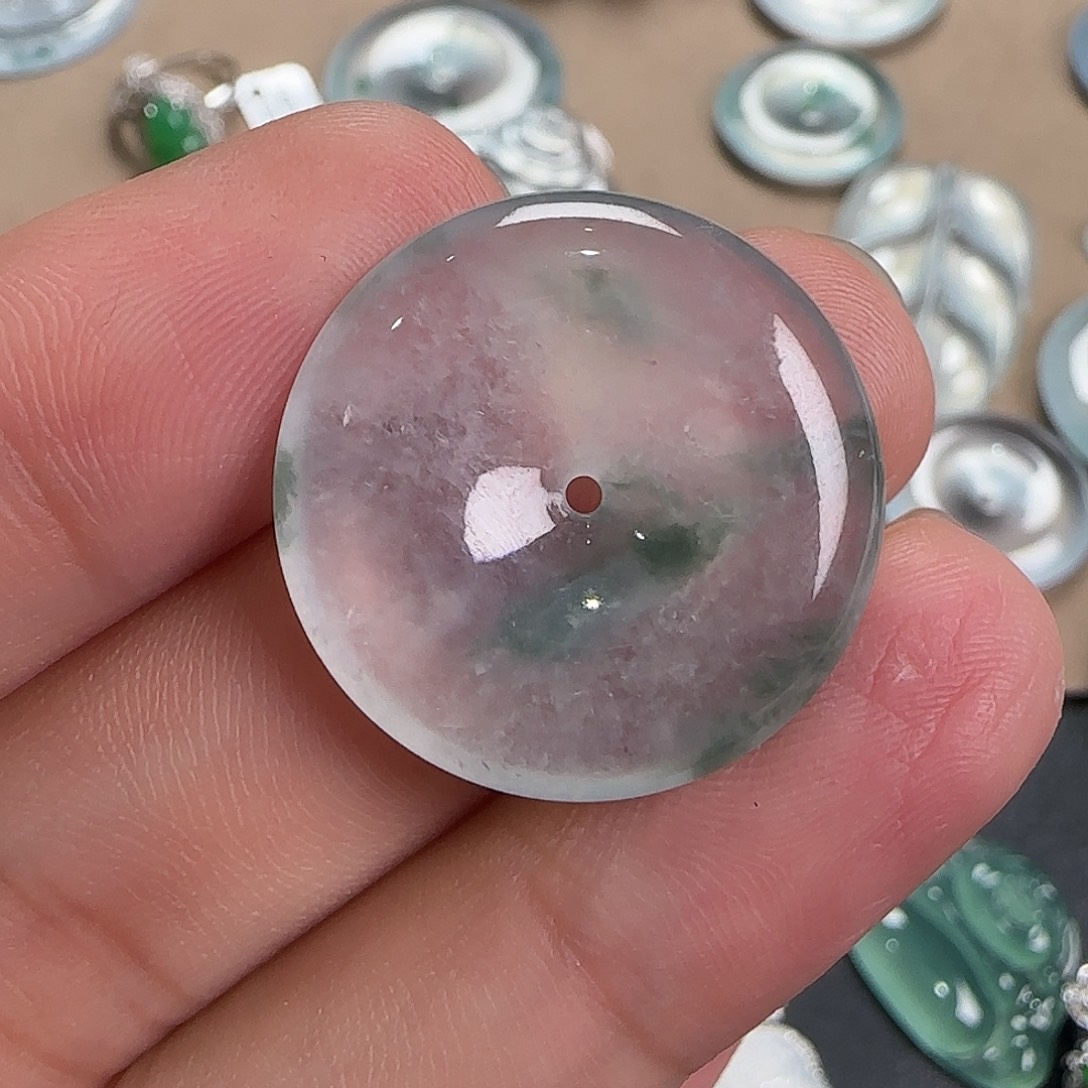 翡翠未镶嵌颈饰   