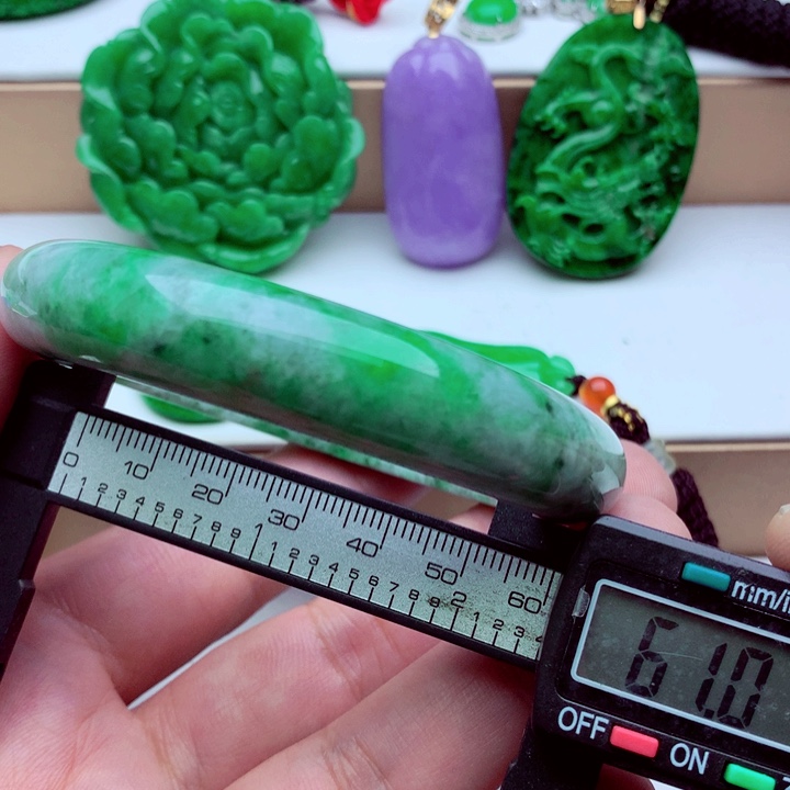 翡翠未镶嵌手镯…．．