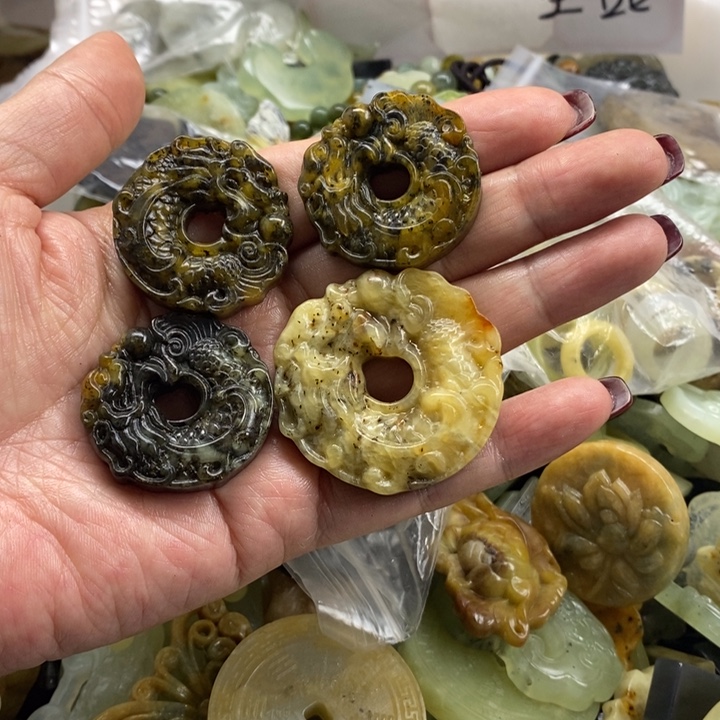 蛇纹石玉未镶嵌颈饰